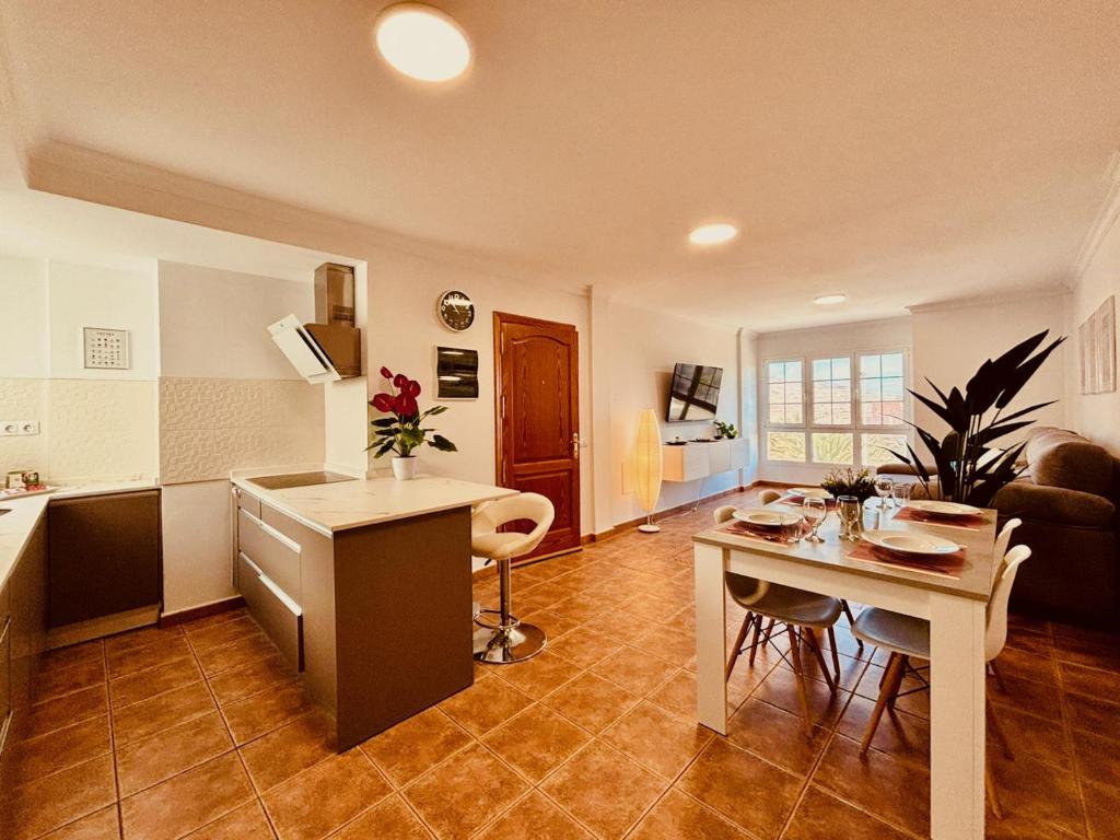Una cocina y una sala con una mesa y un comedor. en Click&Guest - Atlantic Sun House in Playa Arinaga, en Agüimes