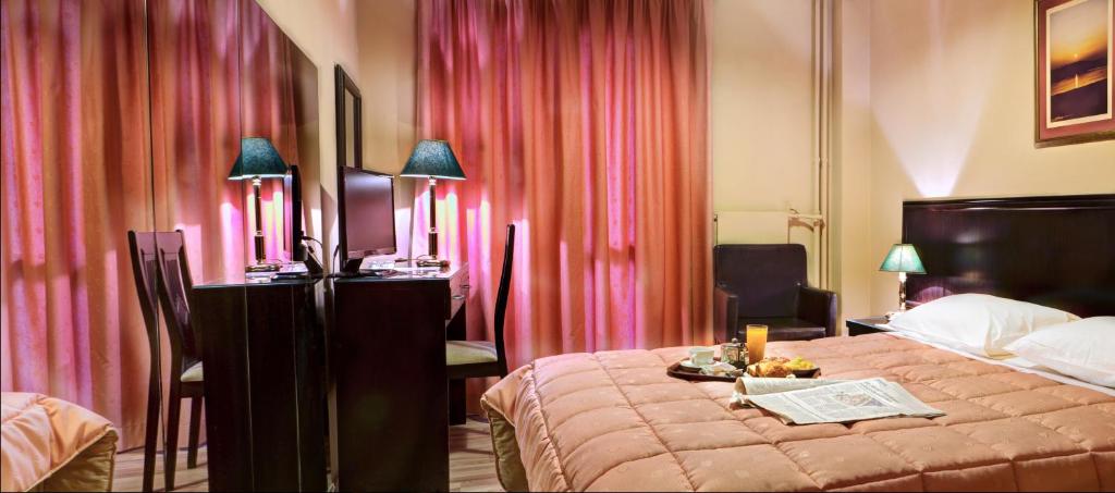 Postel nebo postele na pokoji v ubytování Nicola Hotel