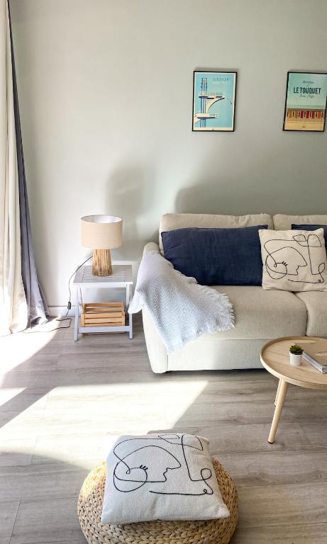 un salon avec un canapé et une table dans l'établissement Studio Le Corail avec terrasse, à Le Touquet-Paris-Plage
