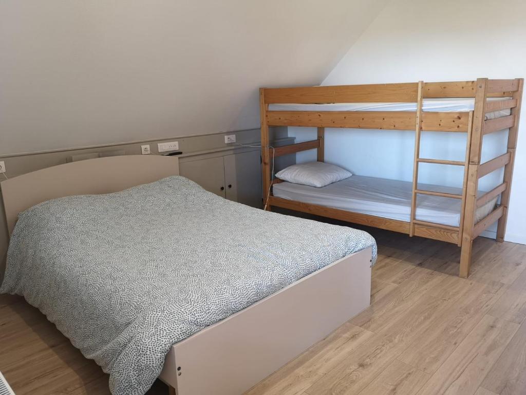 Postel nebo postele na pokoji v ubytování Chambr'im Leh