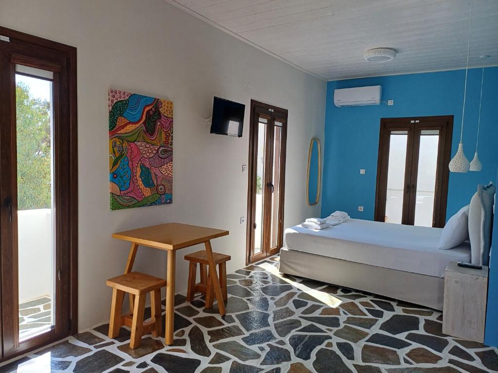 een slaapkamer met een bed en een tafel erin bij Dendrinos studio in Galissas