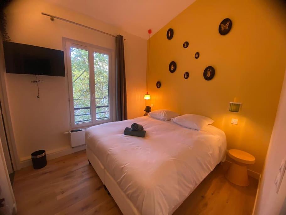 une chambre avec un lit avec un chapeau dessus dans l'établissement Saint Jacques Zoo, à Paris