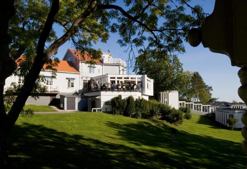 un gruppo di persone sul balcone di una casa bianca di Villa Lovik a Lidingö