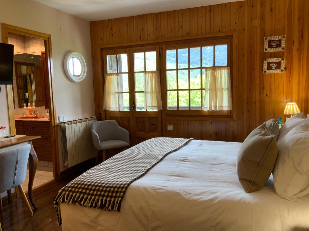 Posteľ alebo postele v izbe v ubytovaní El Xalet de Taüll Hotel Rural