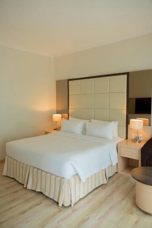 The Hill Hotel & Resort Sibolangit Powered by Archipelago房間的床