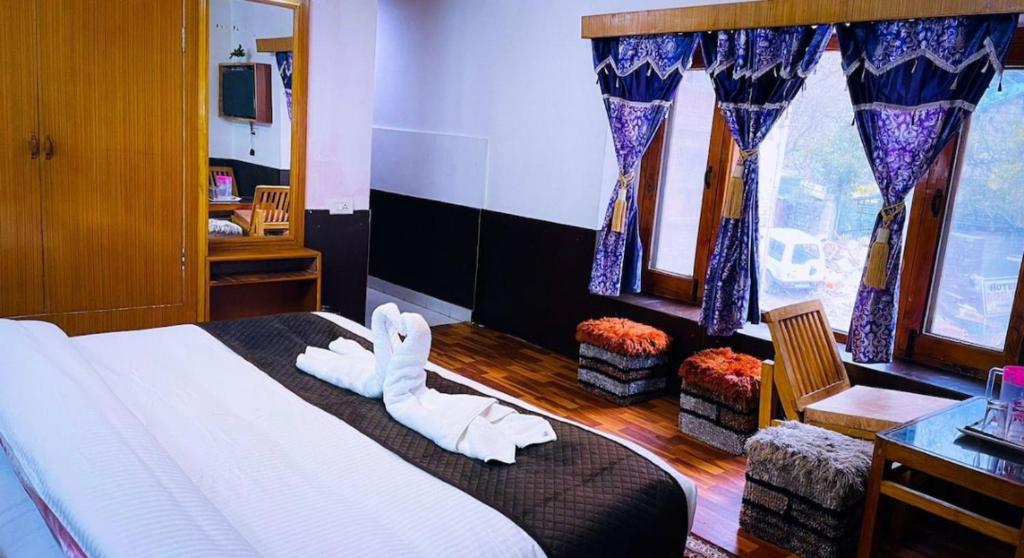 Postel nebo postele na pokoji v ubytování Hotel Hilltop At Mall Road Manali With Open Terrace