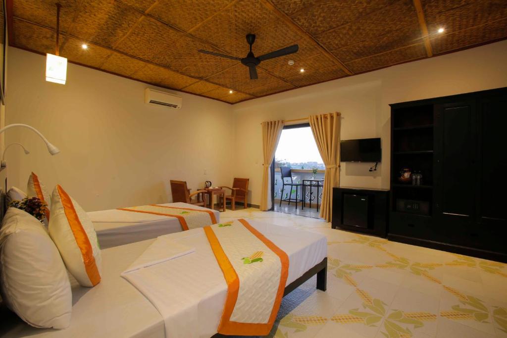 TV a/nebo společenská místnost v ubytování Hoi An Corn Riverside Villa