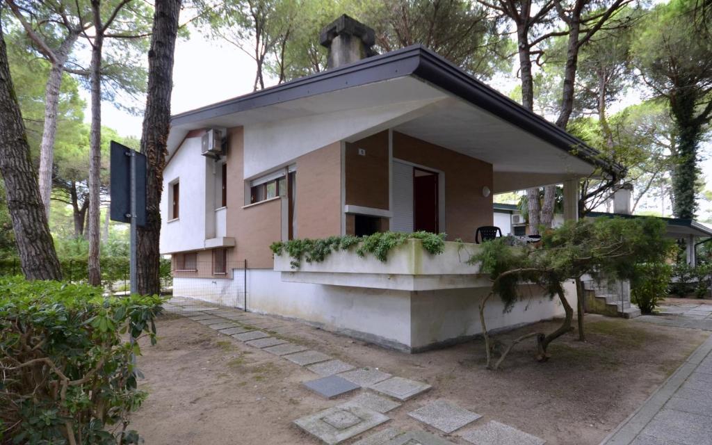 a small house in the middle of a forest at Villa Negri in Lignano Sabbiadoro