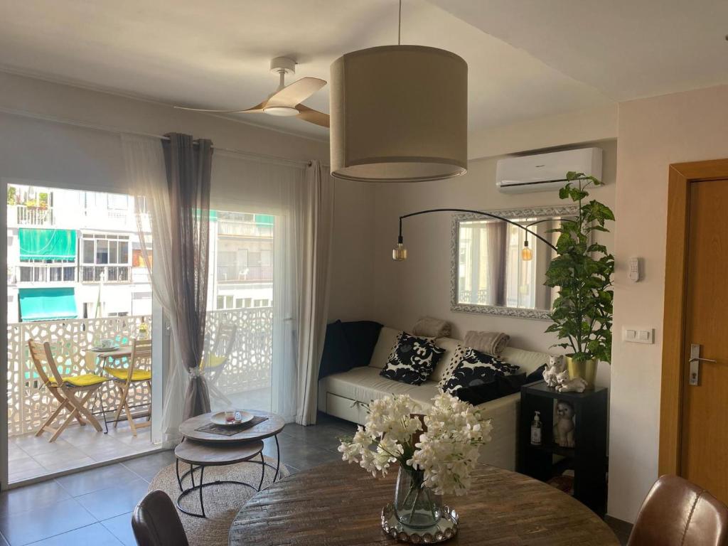 un soggiorno con un divano e un tavolo di Casa Bella Apartment BY NAMASTE ELITE a Torremolinos