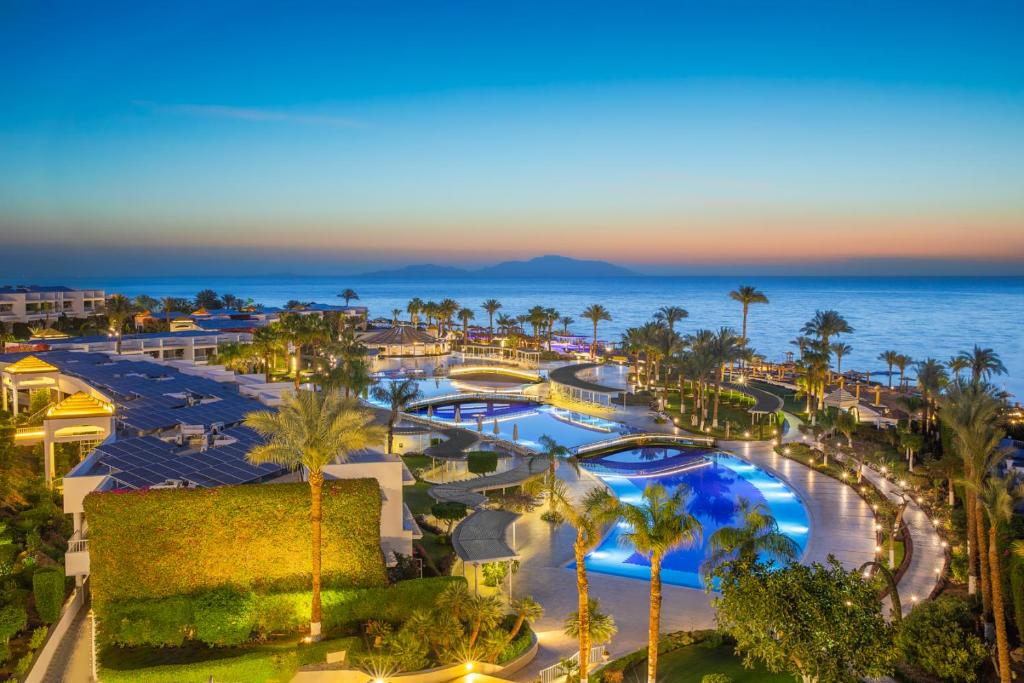 Bazén v ubytování Royal Monte-Carlo Sharm Resort & SPA nebo v jeho okolí