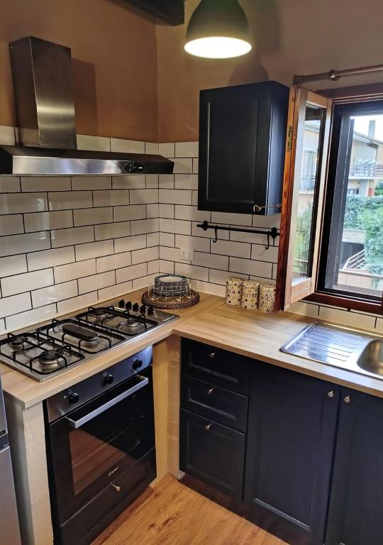 Kuchyň nebo kuchyňský kout v ubytování Giulia's Cozy Retreat