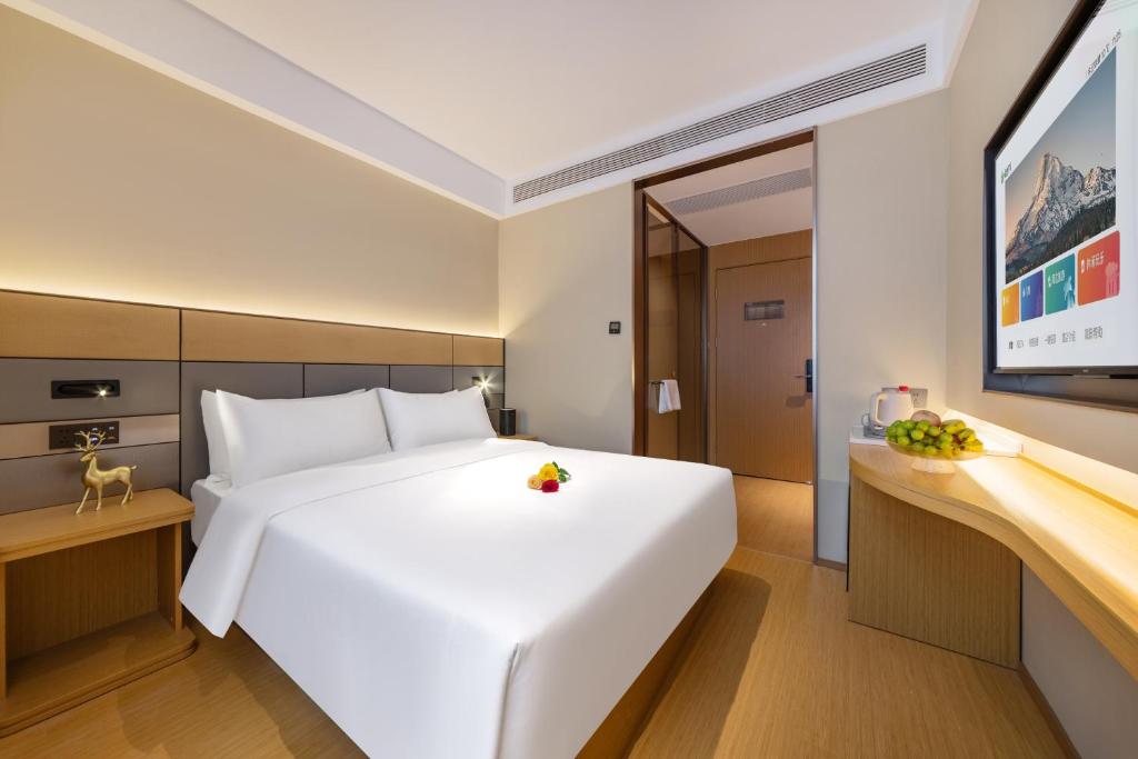 Postel nebo postele na pokoji v ubytování Yibo Hotel - Pazhou Convention and Exhibition Center - Walking distance to Canton Fair