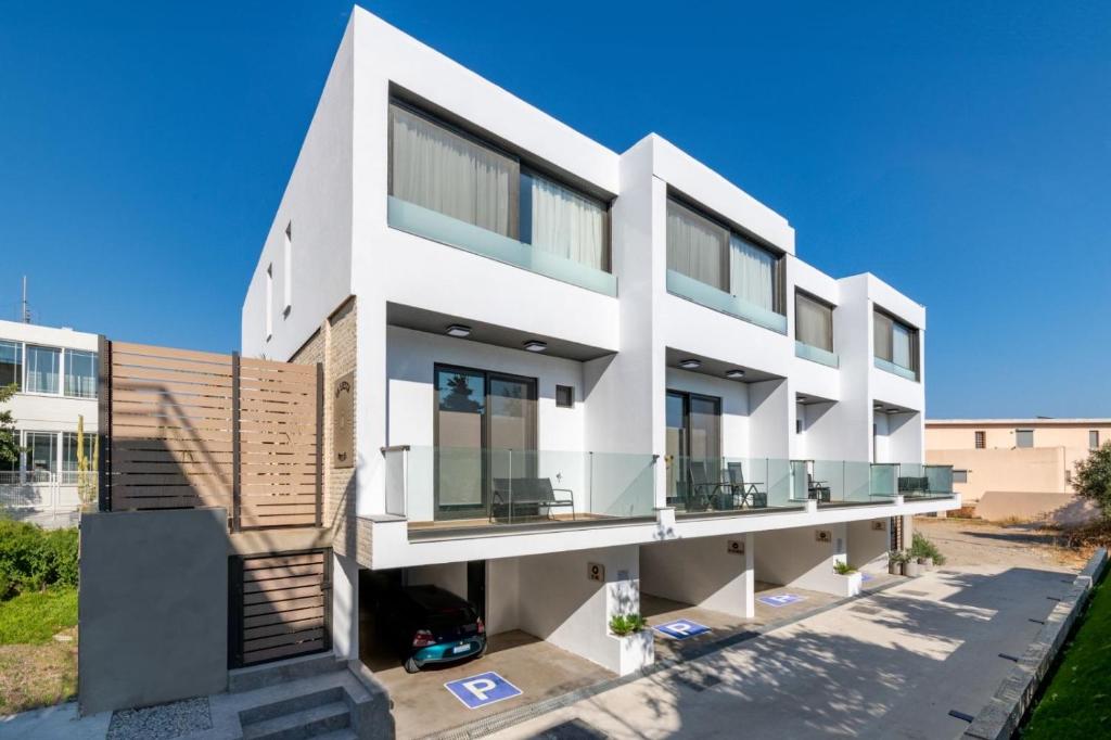 une image d'un bâtiment blanc avec balcon dans l'établissement La Siesta Villas, à Ixia