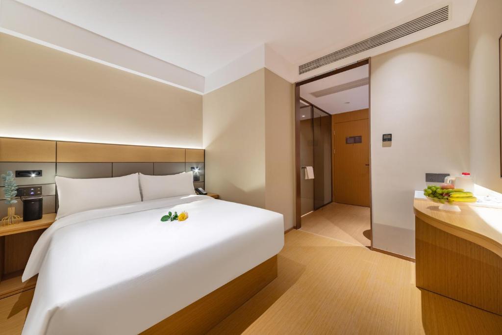Postel nebo postele na pokoji v ubytování Yibo Hotel - Pazhou Convention and Exhibition Center - Walking distance to Canton Fair