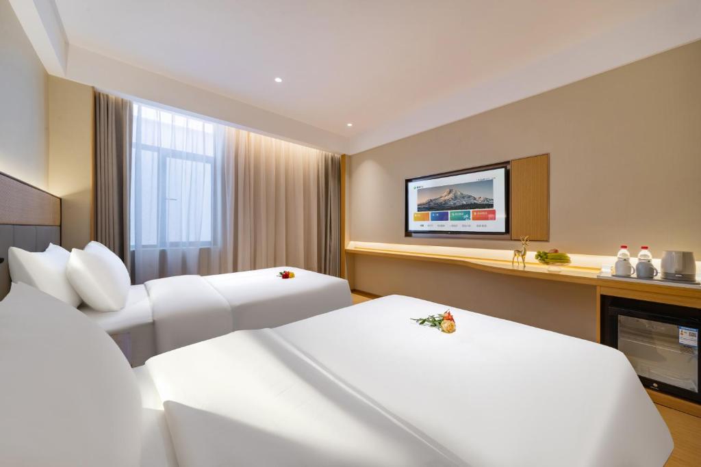 Postel nebo postele na pokoji v ubytování Yibo Hotel - Pazhou Convention and Exhibition Center - Walking distance to Canton Fair
