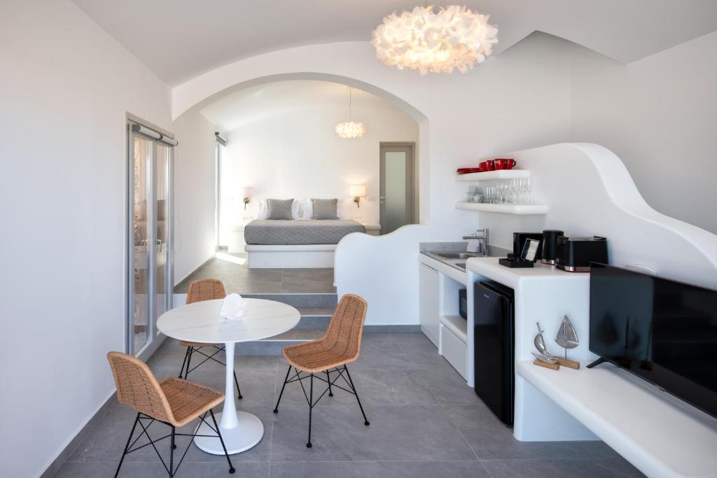 Eldhús eða eldhúskrókur á Felicity Cave Suites