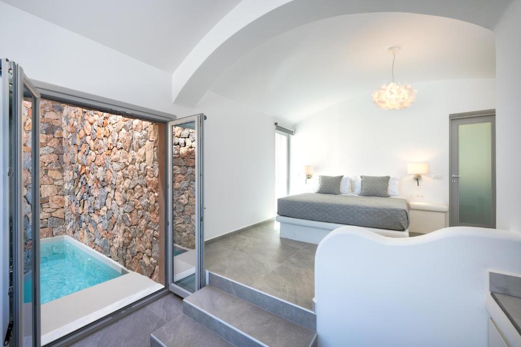 Rúm í herbergi á Felicity Cave Suites