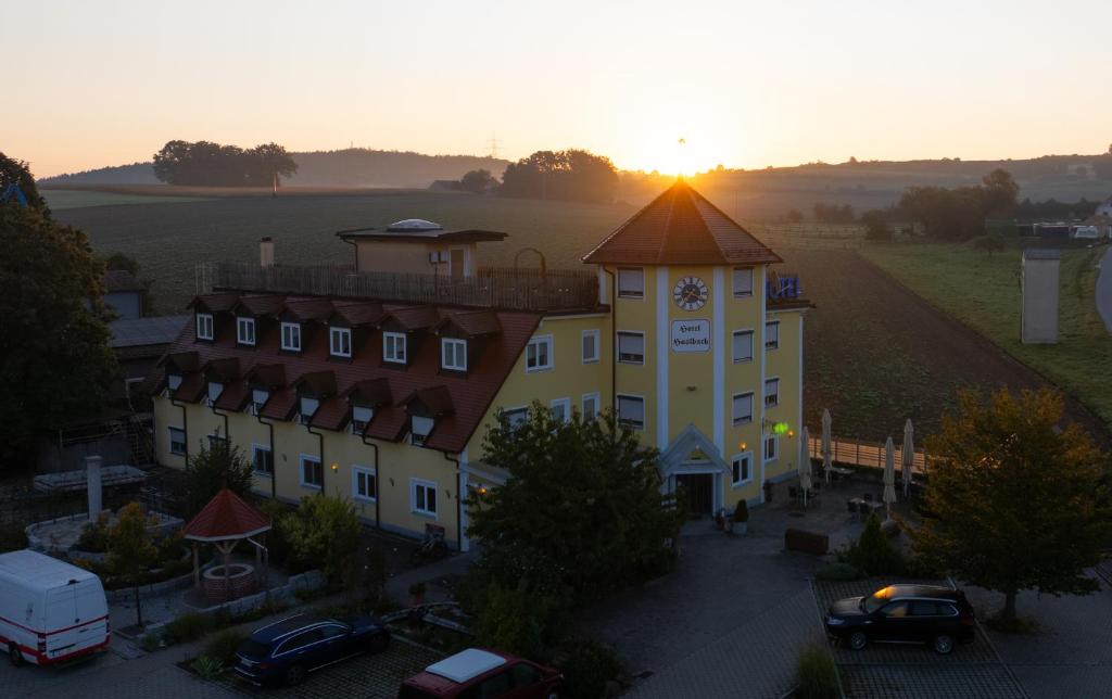 Východ nebo západ slunce při pohledu z hotelu nebo okolí