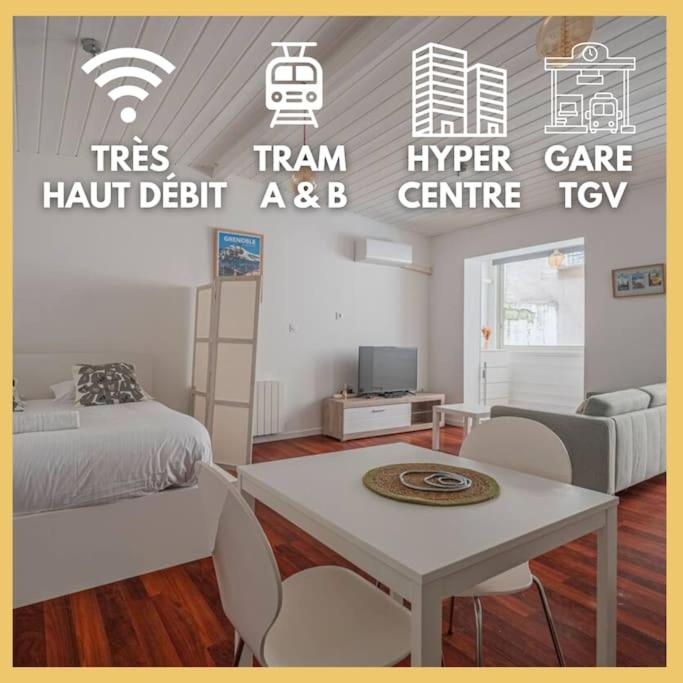 une chambre avec un lit et une table avec des chaises dans l'établissement R'Apparts Petite Evasion, à Grenoble