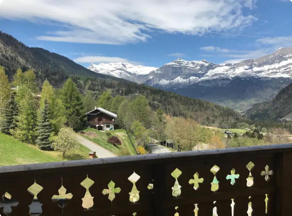 - une vue depuis le balcon d'une maison dans les montagnes dans l'établissement Ski au pied les Houches / Chamonix, aux Houches