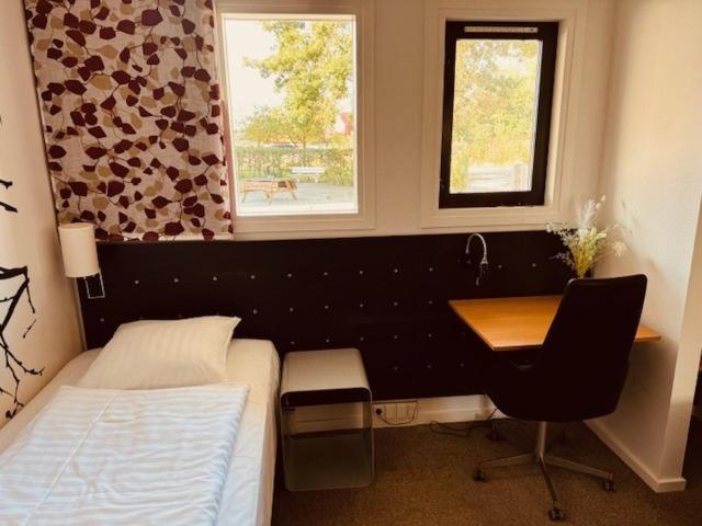Postel nebo postele na pokoji v ubytování Karrebaeksminde Strandhotel