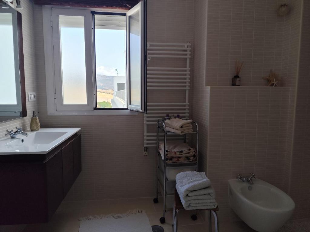 A bathroom at ÁTICO RILQUE, Apartamentos Independientes con Jacuzzi Privado y Terraza en Ronda