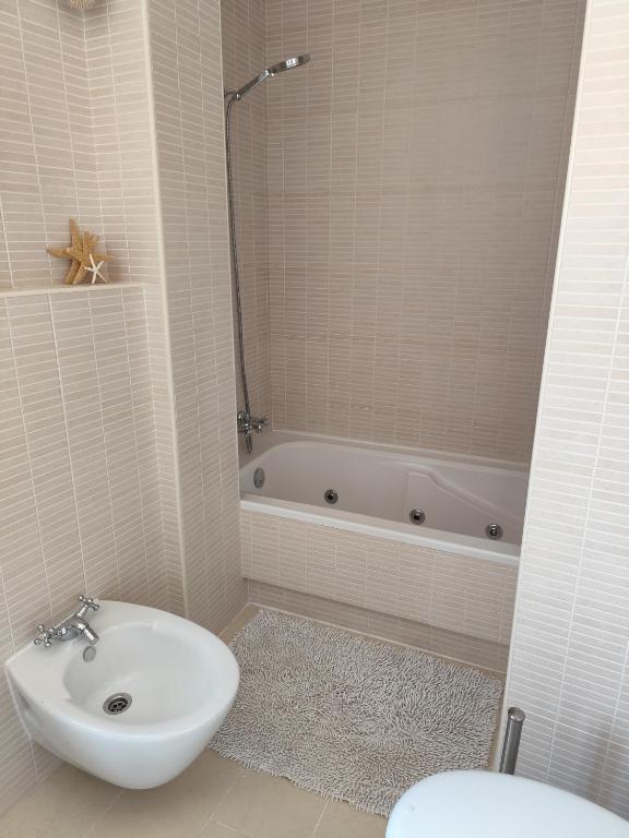 A bathroom at ÁTICO RILQUE, Apartamentos Independientes con Jacuzzi Privado y Terraza en Ronda