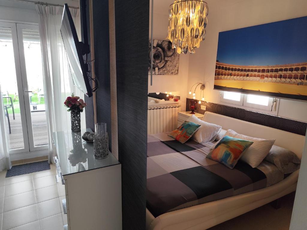 A bed or beds in a room at ÁTICO RILQUE, Apartamentos Independientes con Jacuzzi Privado y Terraza en Ronda