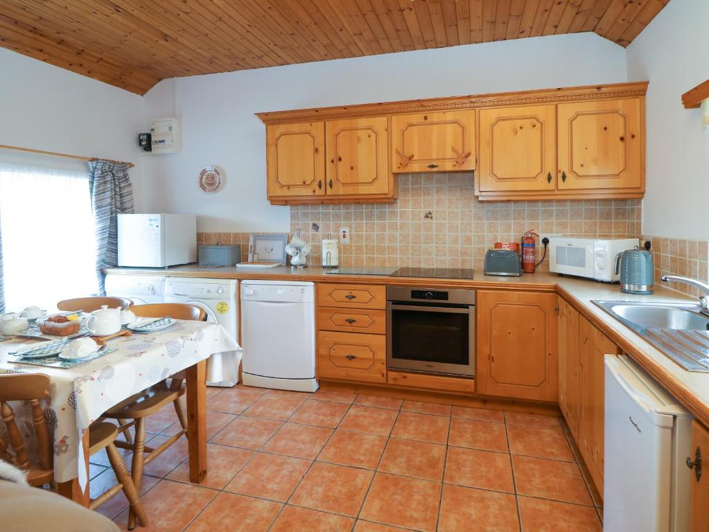 Kuchyň nebo kuchyňský kout v ubytování Rose Cottage