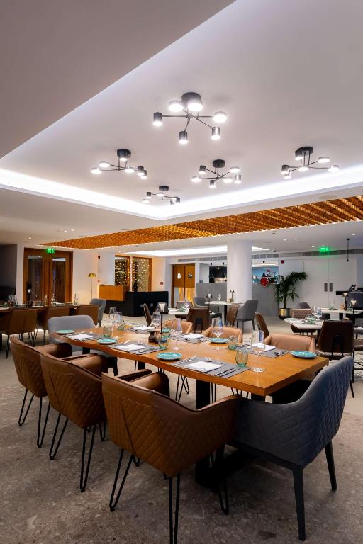 Restaurace v ubytování Radisson Beach Resort Larnaca