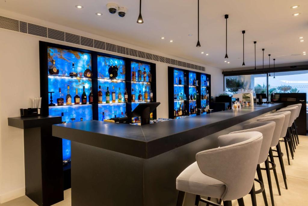 Lounge nebo bar v ubytování Radisson Beach Resort Larnaca