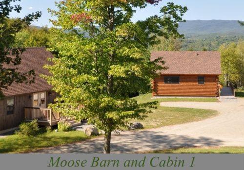 ein Haus mit einem Baum vor einem Gebäude in der Unterkunft Muddy Moose in Morrisville