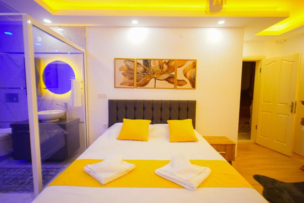 A bed or beds in a room at Villa SOLEMARE DEMRE