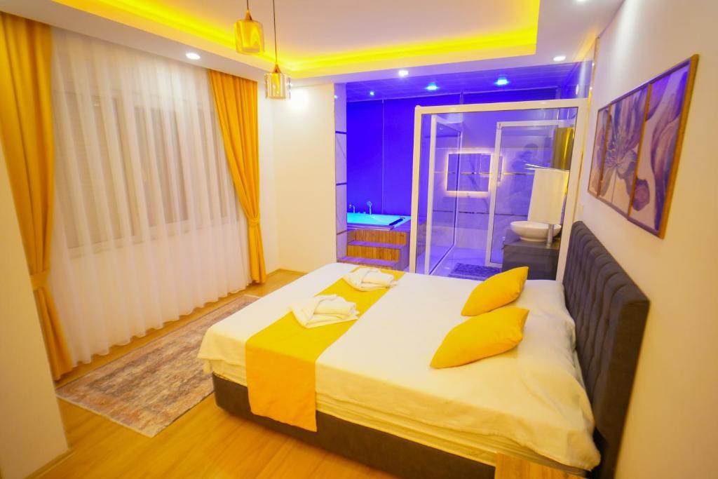 A bed or beds in a room at Villa SOLEMARE DEMRE