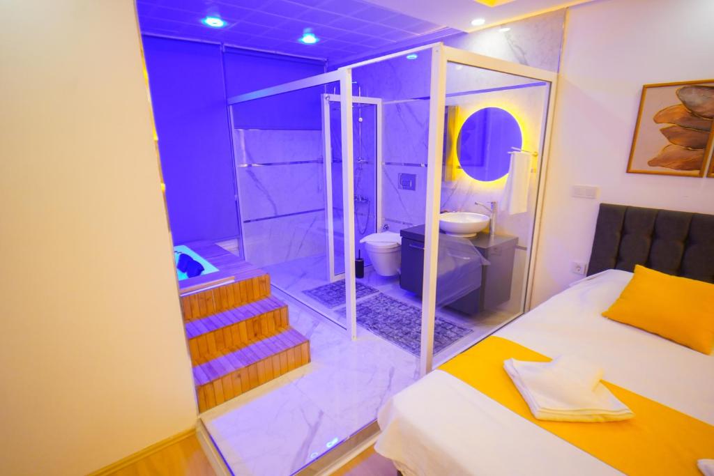 A bed or beds in a room at Villa SOLEMARE DEMRE