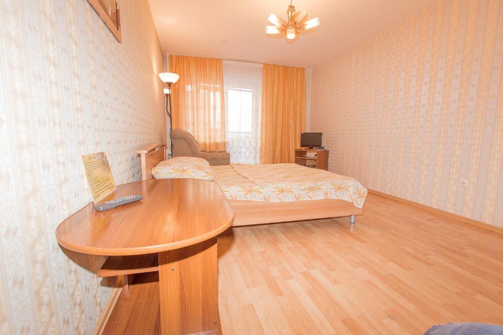 トムスクにあるKvartira on Lenina 166のベッドルーム1室(ベッド1台、ノートパソコン付きのデスク付)