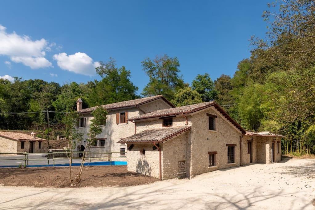 an old house in the middle of a dirt road at Mulino in sabina, casale con spa e piscina in Monteleone Sabino
