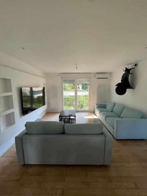 un salon avec deux canapés et une table dans l'établissement Olivier du ciel ODC, à Strasbourg