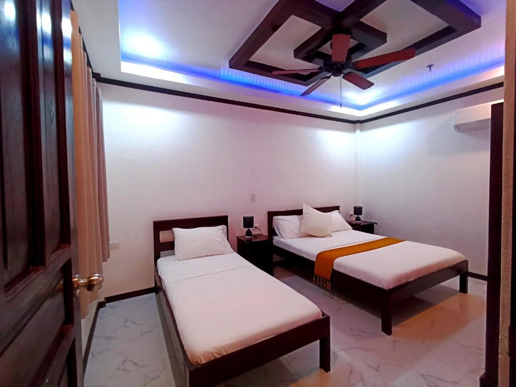 Postel nebo postele na pokoji v ubytování Hotel Oasis Port Barton
