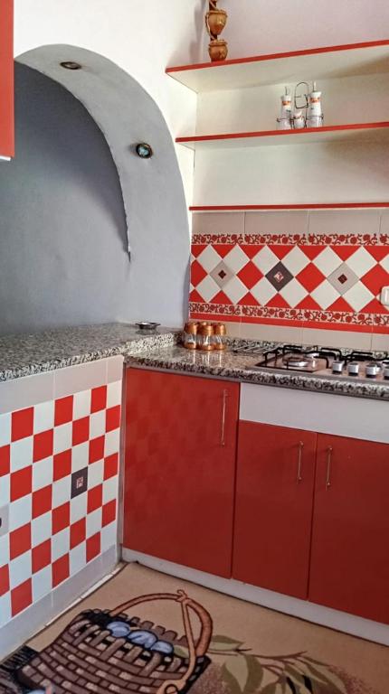 Kuchyň nebo kuchyňský kout v ubytování Studio Al Salam Djerba Midoun avec aspect architectural traditional bien fini