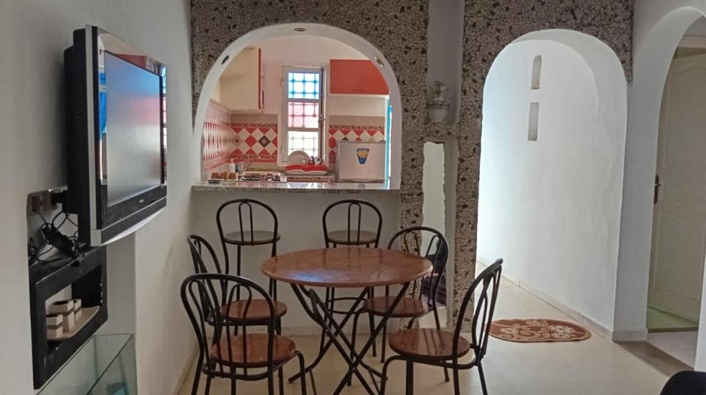 TV a/nebo společenská místnost v ubytování Studio Al Salam Djerba Midoun avec aspect architectural traditional bien fini