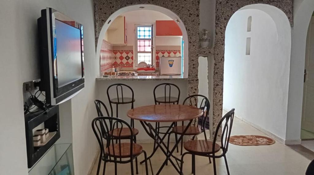 TV a/nebo společenská místnost v ubytování Studio Al Salam Djerba Midoun avec aspect architectural traditional bien fini