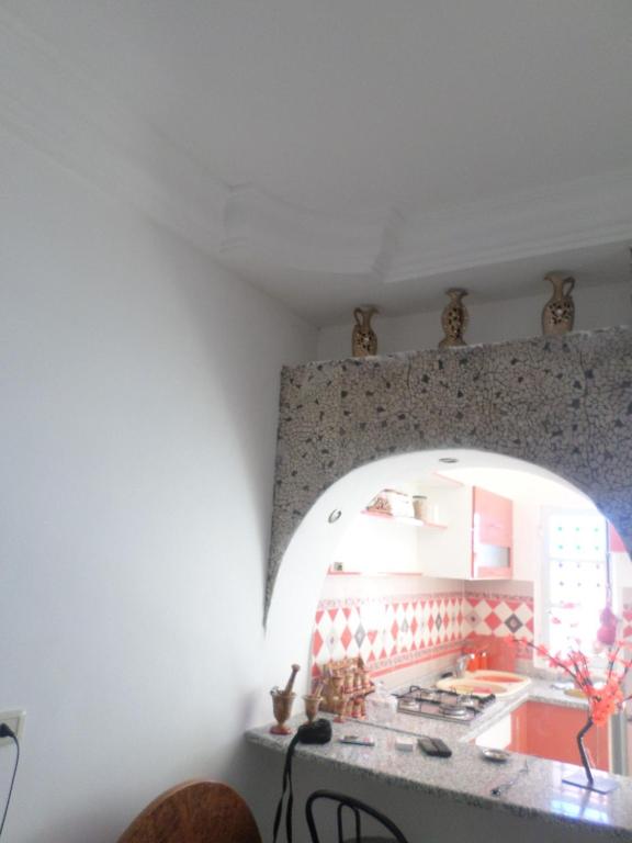 Kuchyň nebo kuchyňský kout v ubytování Studio Al Salam Djerba Midoun avec aspect architectural traditional bien fini