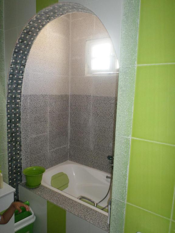 Koupelna v ubytování Studio Al Salam Djerba Midoun avec aspect architectural traditional bien fini