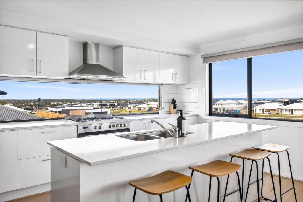 Cuina o zona de cuina de Spacious family home with pool and ocean views