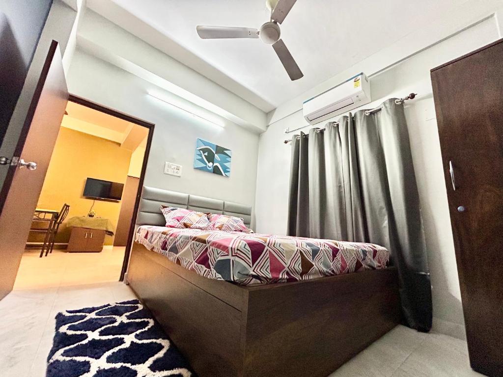 Postel nebo postele na pokoji v ubytování Cozy 2BHK Apt near Ruby Hospital & EM Bypass