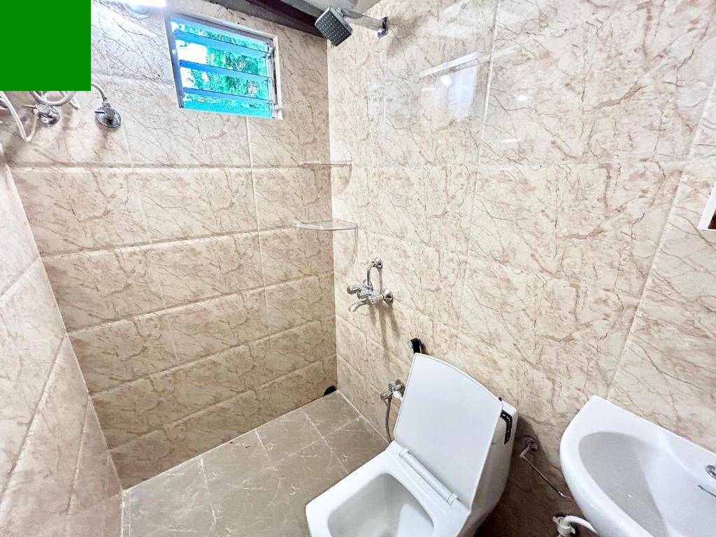 Koupelna v ubytování Cozy 2BHK Apt near Ruby Hospital & EM Bypass