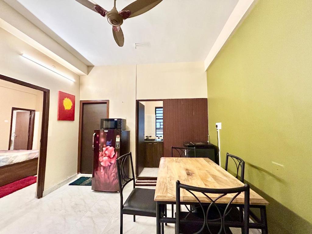 Postel nebo postele na pokoji v ubytování Cozy 2BHK Apt near Ruby Hospital & EM Bypass