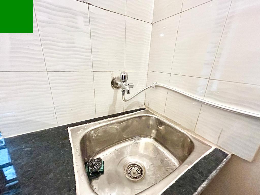 Koupelna v ubytování Cozy 2BHK Apt near Ruby Hospital & EM Bypass