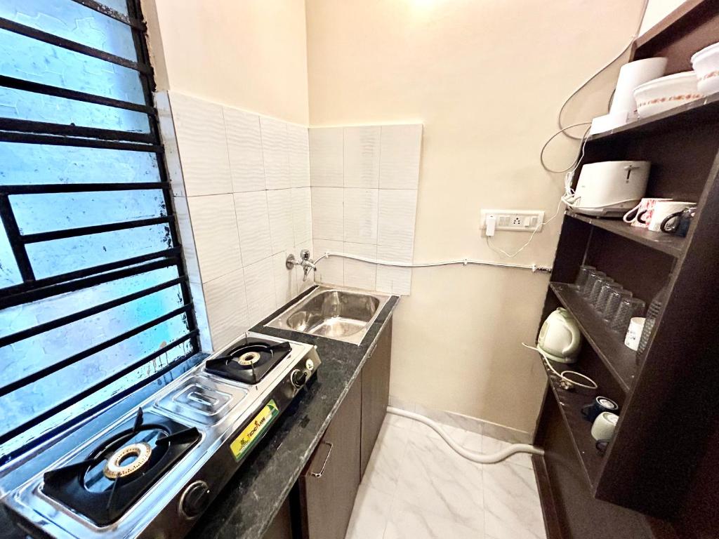 Kuchyň nebo kuchyňský kout v ubytování Cozy 2BHK Apt near Ruby Hospital & EM Bypass